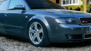 Primo piano di un'auto diesel parcheggiata su un vialetto residenziale