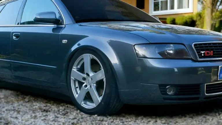 Primo piano di un'auto diesel parcheggiata su un vialetto residenziale