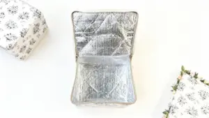 Contenitore isolante aperto con rivestimento termico riflettente all'interno