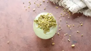 Dessert cremoso al pistacchio in un bicchiere di vetro visto dall'alto