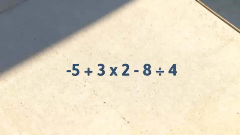 Espressione matematica scritta su una superficie chiara sotto la luce