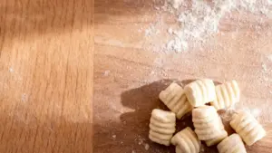Gnocchi di ricotta fatti in casa su un tagliere infarinato