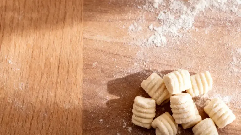Gnocchi di ricotta fatti in casa su un tagliere infarinato