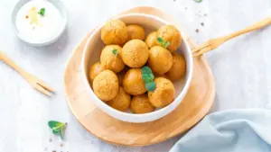 Polpette croccanti di ceci servite in una ciotola bianca con foglie di menta