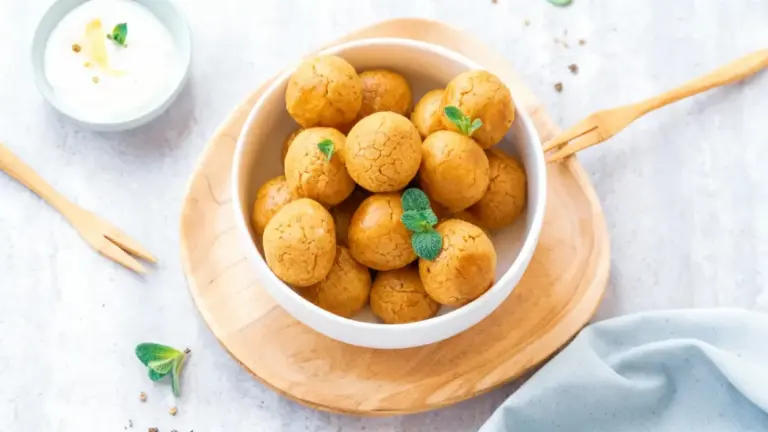 Polpette croccanti di ceci servite in una ciotola bianca con foglie di menta