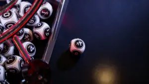 Palline numerate da lotteria su una superficie scura, una separata dal gruppo